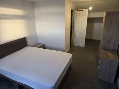 Renovated Double Ensuite | Bills Included Main Photo