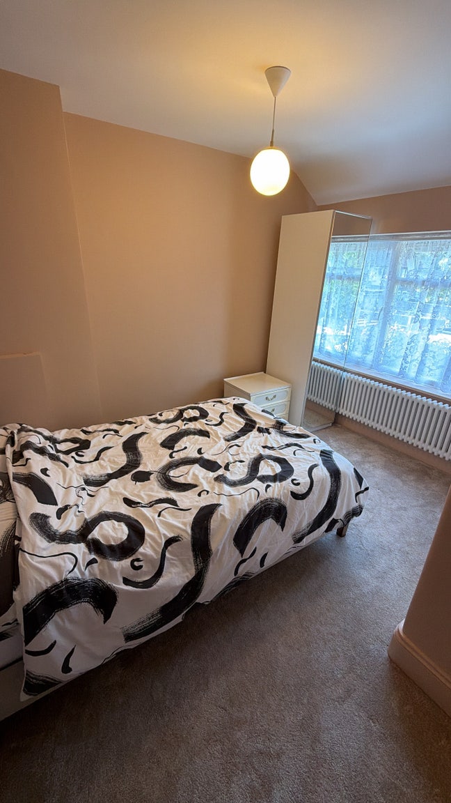 Newly refurbished single room close to station  Main Photo
