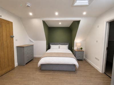 LARGE En-Suite Rooms Close to YDH & Leonardos Main Photo