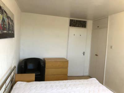 Nice Double room about 10 mins walk to town centre Main Photo