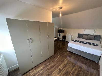 🏡 Self-Contained Studio to Let in – Edmonton Main Photo