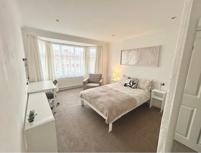 Spacious Room, Peaceful Area, Excellent Transport Main Photo