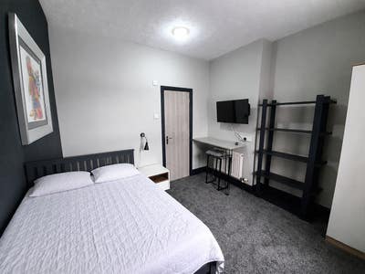 Dbl En-suite room Edleston Rd Available now!  Main Photo