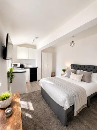Beautifully Refurbished One Bed In Shared House Main Photo