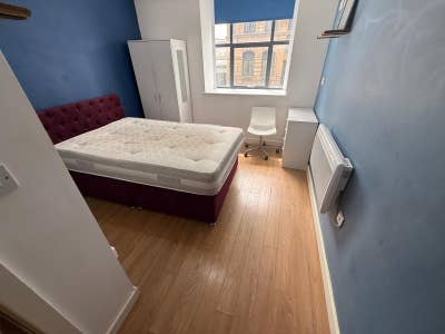 En Suite Apartment in Central Location Available Main Photo
