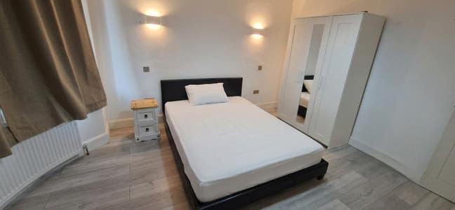  1  Single  and  2  Double  rooms  available  in  E4  Main Photo