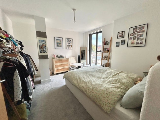 Double Room in Colliers Wood- 1 min walk from tube Main Photo