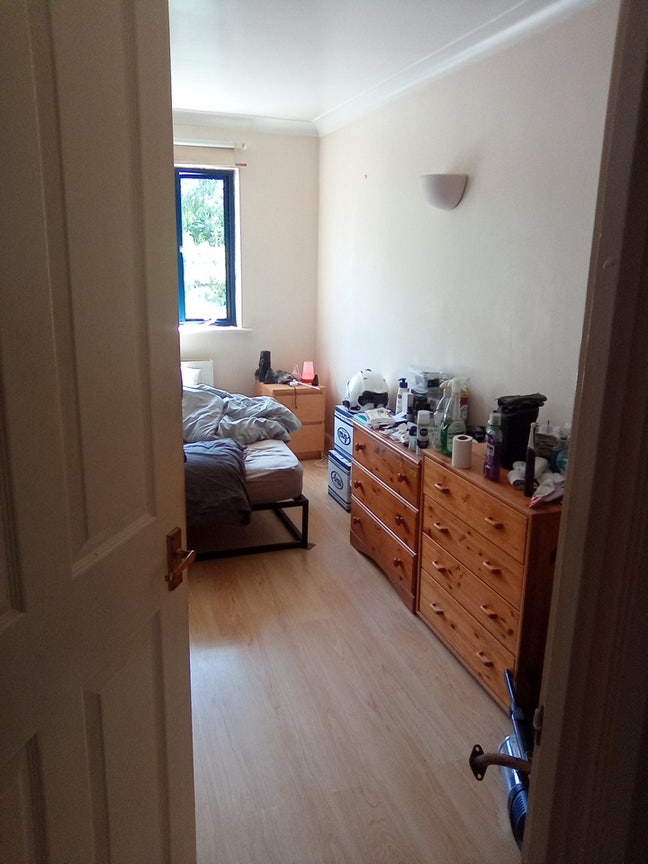 Spacious double room, 10 mins walk Sutton station Main Photo