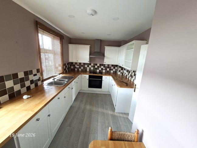 Grab the Balcony Room – Bills Included BD16! Main Photo