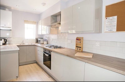 4 bed and 2 bathroom house, student house Main Photo