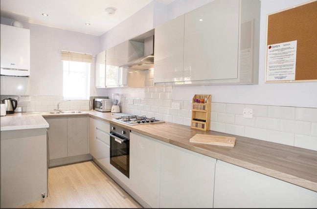 4 bed and 2 bathroom house, student house Main Photo