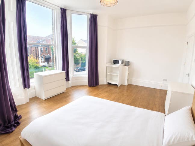 1 Huge Double En Suite  Room Available in L8 Area! Main Photo