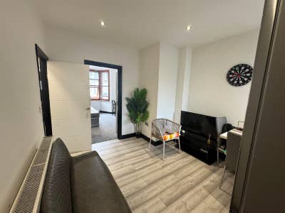 5 double bedroom ensuite House available now Main Photo