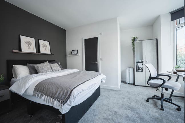 ✨ Double En-Suite Room Available In Rochdale 🕺 Main Photo