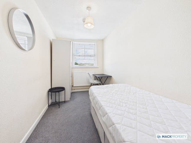 Well-presented single room within a spacious house Main Photo