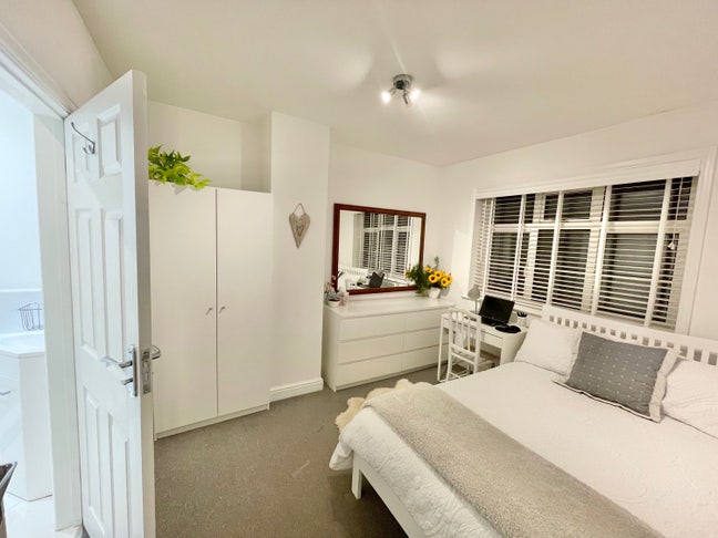 Ensuite Double Room, moments from station & beach  Main Photo