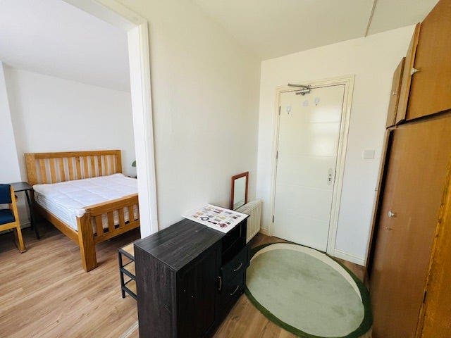 Large Double Room with Ensuite + Extra Room Main Photo