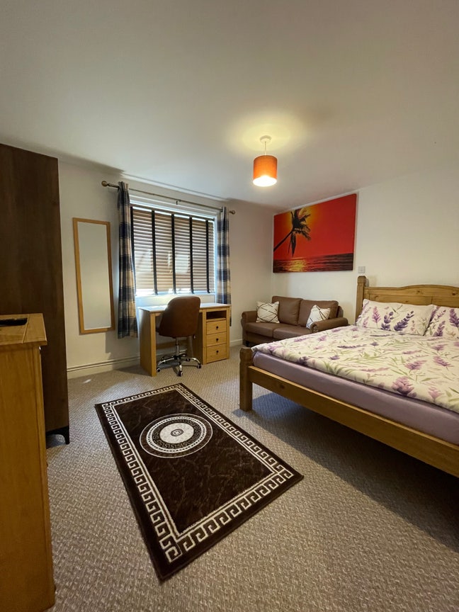 Large Room, Sofa, 8 min walk to City-All Bills Inc Main Photo