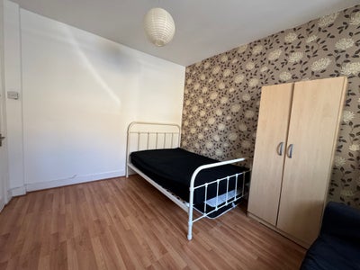 All Bills Included-Furnished-Close to Underground Main Photo