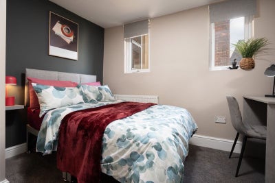 🟪  Smart Town centre hideaway - close to station Main Photo