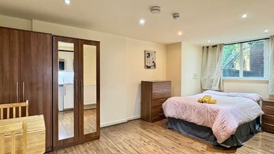 Most Bills Included- Large Studio in Willesden  Main Photo