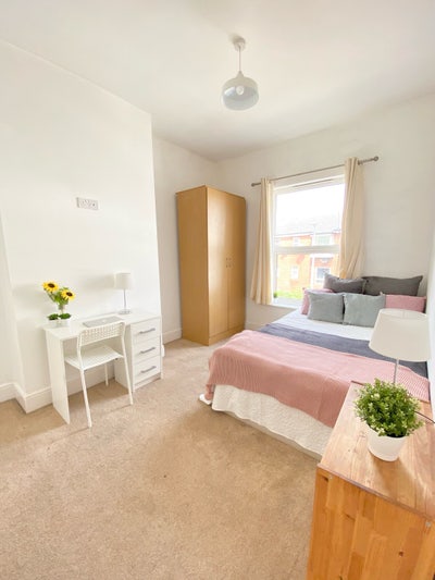 🏡✨ Close to City Centre 🙋‍♀️ Female House Main Photo