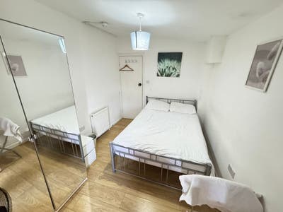 Stunning Double Bedroom Located in Mile End E3 Main Photo