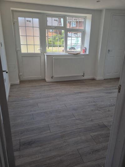 Private ensuite room with separate entrance Main Photo