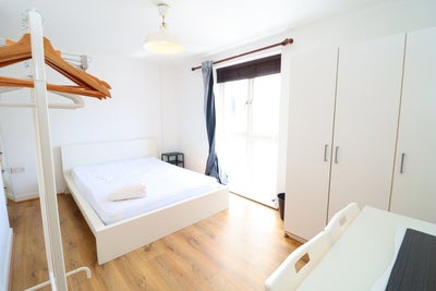 Bright Modern Double Room in Mile End-Bow Road Main Photo