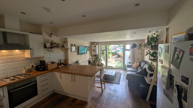 Bright Double Room in 3-Bed House - &pound;660 pcm Main Photo
