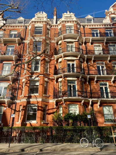 Bright Double Bed Room in a Beautiful Chelsea flat Main Photo
