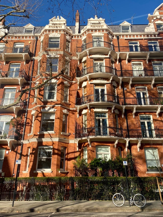 Bright Double Bed Room in a Beautiful Chelsea flat Main Photo