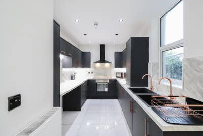*Modern Double En-Suite Room in Professional Home* Main Photo