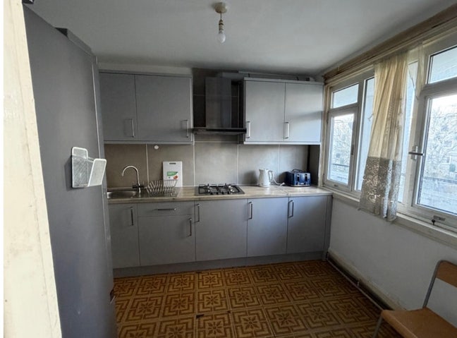 A Clean and Spacious Double Room to Let Main Photo