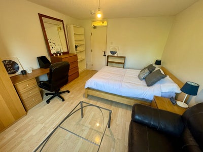 Light Spacious Room in MK6 Main Photo