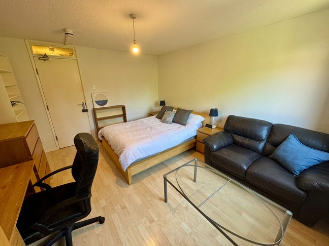 Light Spacious Room in MK6 Main Photo