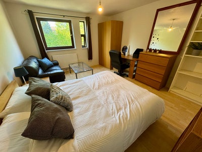 Light Spacious Room in MK6 Main Photo