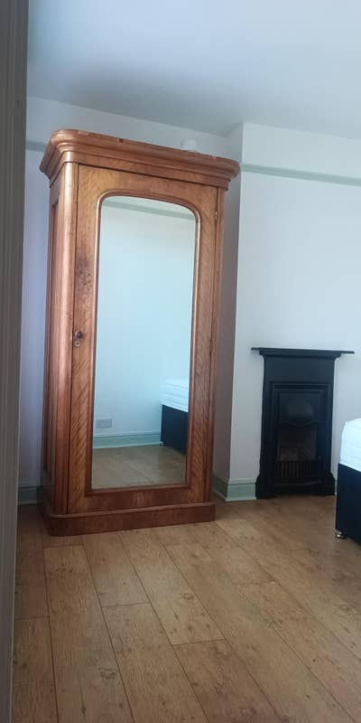 Double bedroom + private living room in town Main Photo