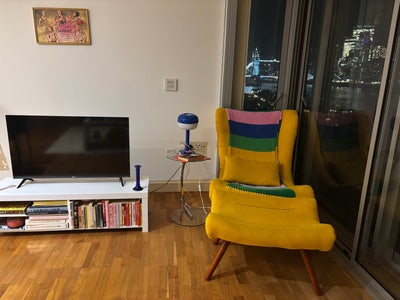 Riverside Flat with Stunning Views of Thames Main Photo