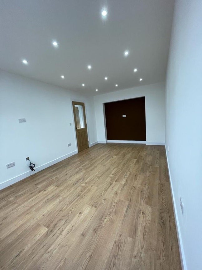 1 Double bedroom for sharing Main Photo