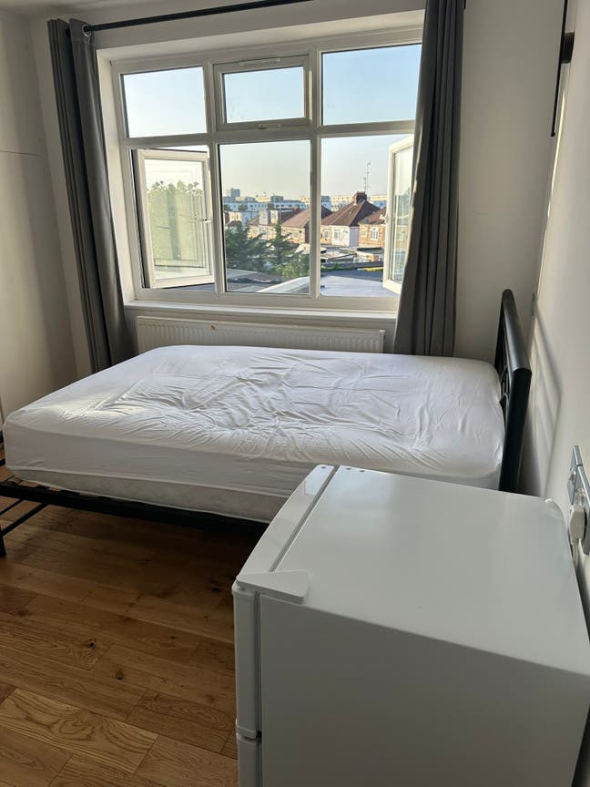 Bright & Modern Double En-Suite Room | Fully Furni Main Photo