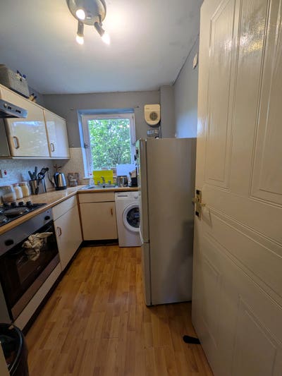 2 Rooms Available in -3 Bedroom Flat in West End! Main Photo