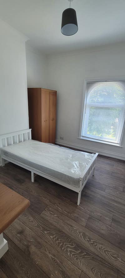 Brand New En Suite Room - Bills Included Main Photo