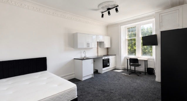 New Modern Rooms Near UWS Main Photo