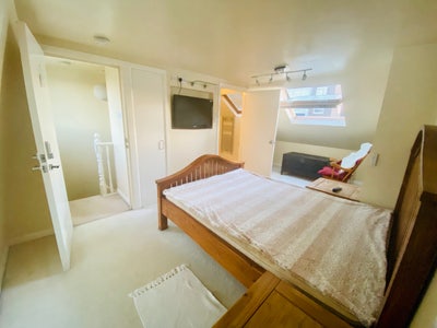 En-Suite bedroom &pound;1200 near Baron’s Court station  Main Photo