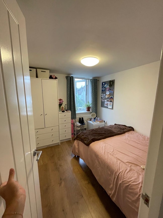 Small Double Room in 2 Bed Flat Main Photo