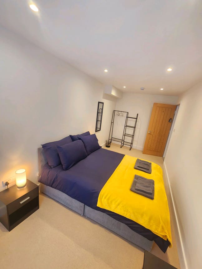 4 Double Rooms with private bathrooms - no deposit Main Photo