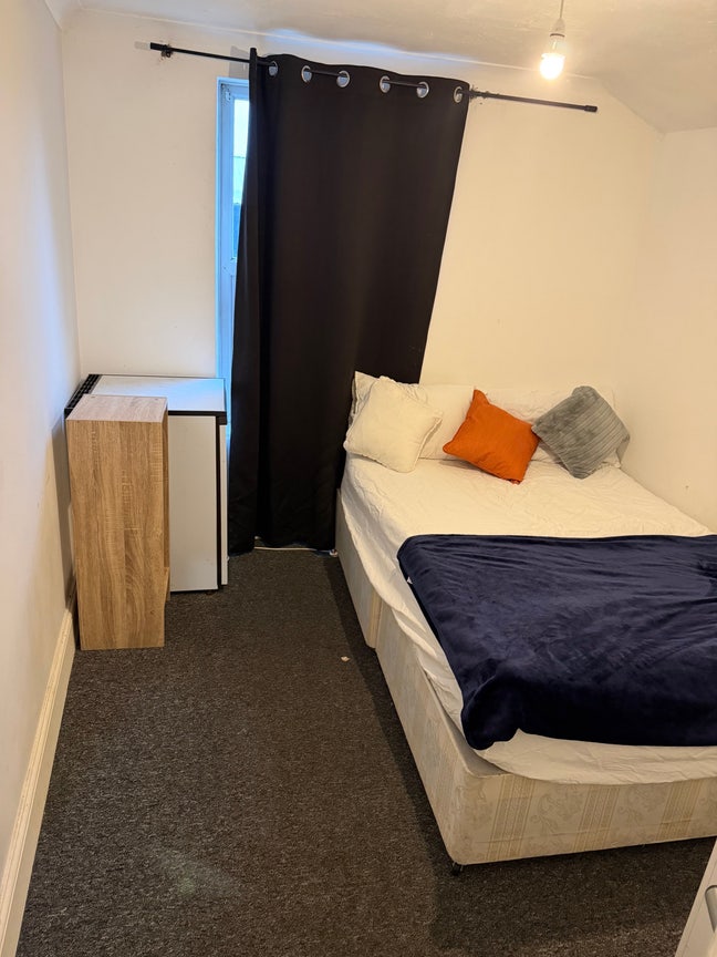 Double room available to move in now Main Photo