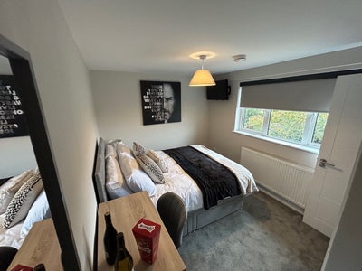 Double En-Suite Room in a Professional House Share Main Photo