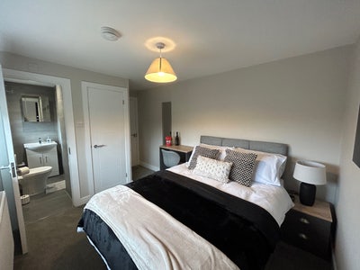 Double En-Suite Room in a Professional House Share Main Photo